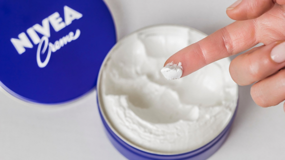 Illustration : 9 astuces pour utiliser la crème Nivea et obtenir une peau de rêve