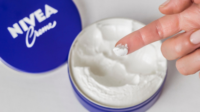 Illustration : "9 astuces pour utiliser la crème Nivea et obtenir une peau de rêve"