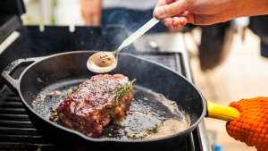 Illustration : "Cuisson du steak : voici les mauvaises pratiques qui nuisent à sa tendreté et votre santé"