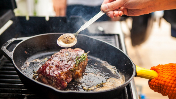 Illustration : Cuisson du steak : voici les mauvaises pratiques qui nuisent à sa tendreté et votre santé