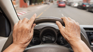 Illustration : "Seniors au volant : vers la mise en place d'un permis de conduire adapté, le dispositif ne fait pas l'unanimité"