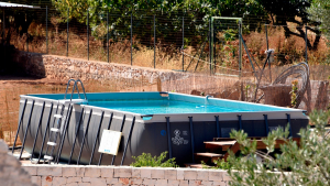 Illustration : "Sécheresse en France : l'interdiction des piscines hors-sol fait débat"